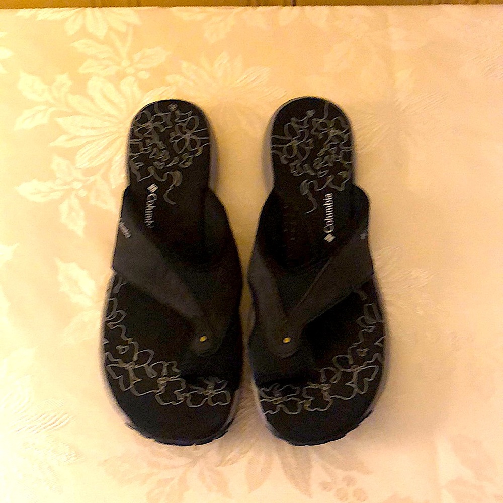 Columbia black thong sandals